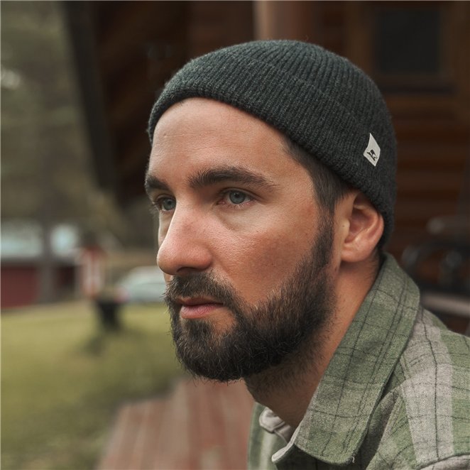 Duke cut above ears beanie made of cashmere and ultrafine merino wool.