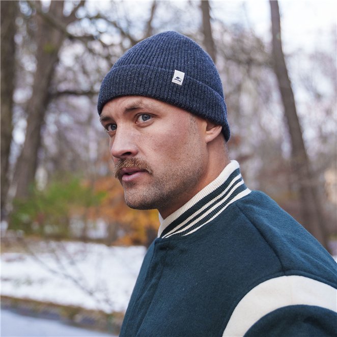 Kingfish knitted beanie made of cashmere and ultrafine merino wool.